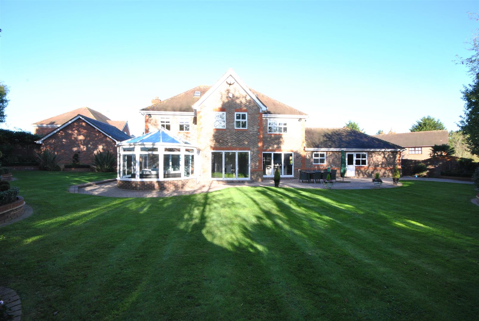 6 Bedrooms, House - Detached